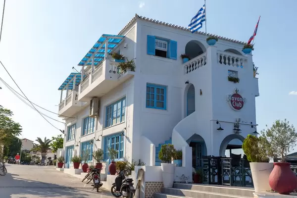 Havana Club Logo an einer Bar im typischen griechischen Kalksteinhaus an der Küste von Spetses