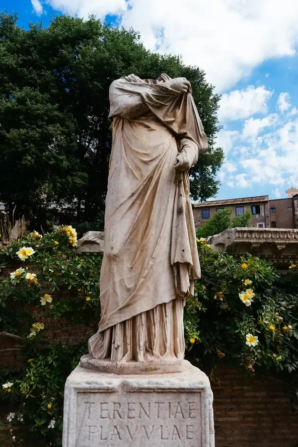 Headless sculpture in Roman Forum / Kopflose Skulptur im Forum Romanum