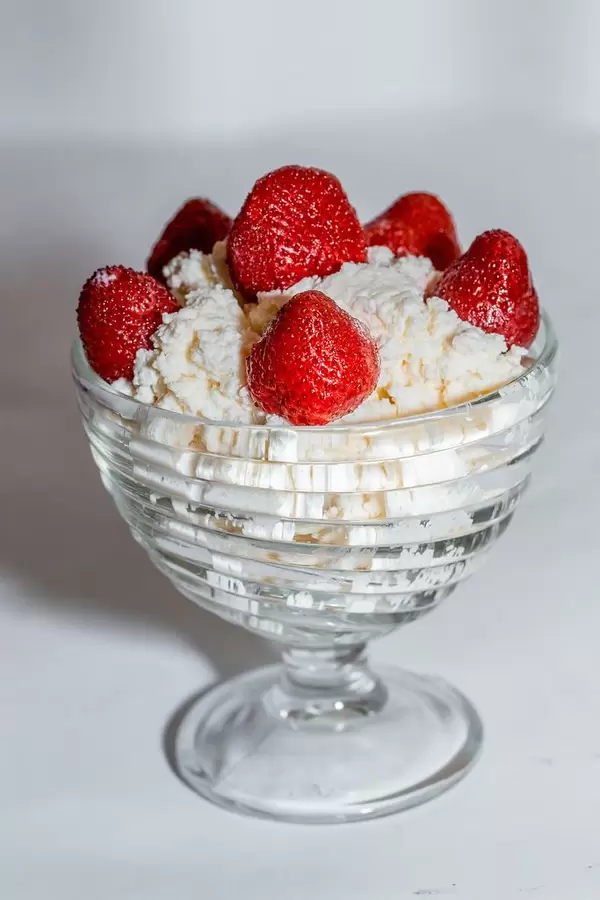 Healthy breakfast: cottage cheese with strawberries  Flip 2019