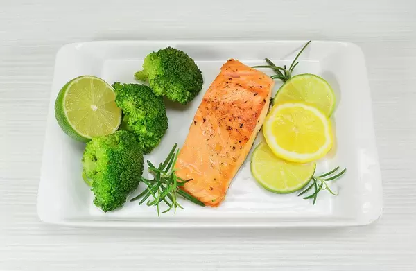 Healthy Eating - Salmon with broccoli, lemon and rosemary