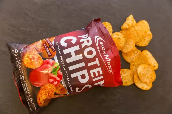 Healthy Snack by IronMaxx for athletes, crunchy protein potato chips with sweet pepper flavour