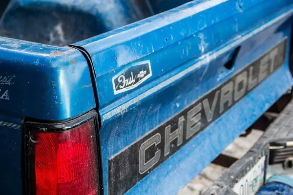 Heck eines blauen Chevrolet Pick-Ups