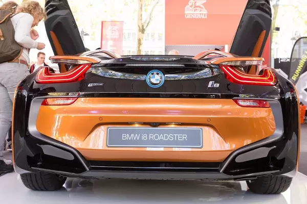 Heckansicht BMW i8 Roadster in Rost-braun