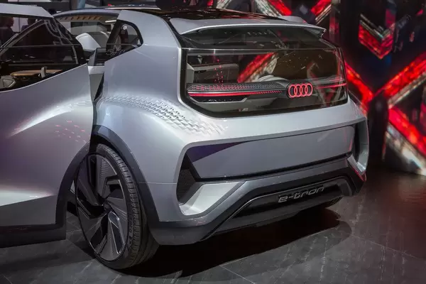 Heckansicht des Audi AI:ME der e-tron Serie