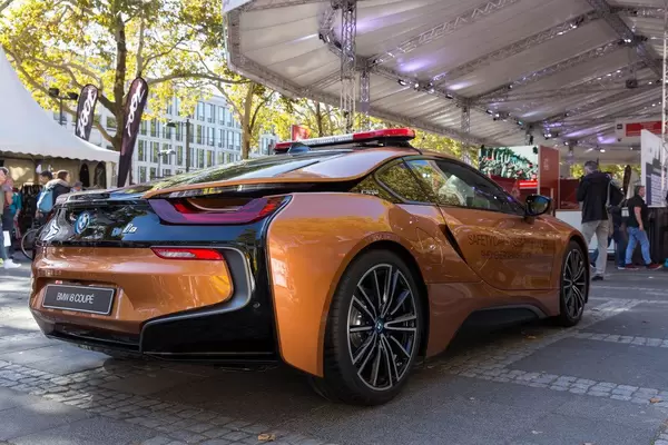 Heckansicht des BMW i8 Roadsters als Safety Car in Rost-Braun