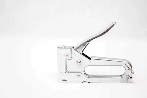 Heftmaschine vor weißem Hintergrund