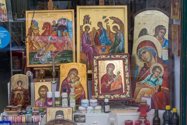 Heiligenbilder in einem Geschäft gegenüber der Kirche Hagios Demetrios