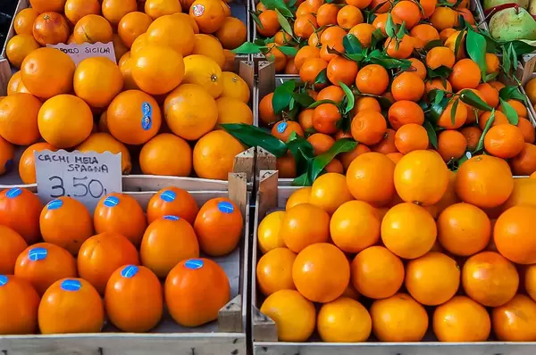 Heimische Lebensmittel in Holzkisten an einem Marktstand in Italien