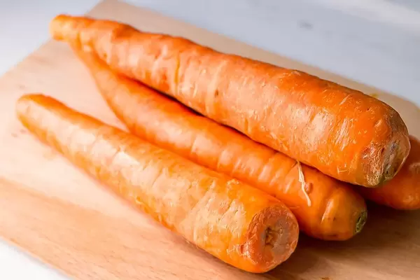 Heimisches Gemüse: vier Möhren als gesunde Beilage