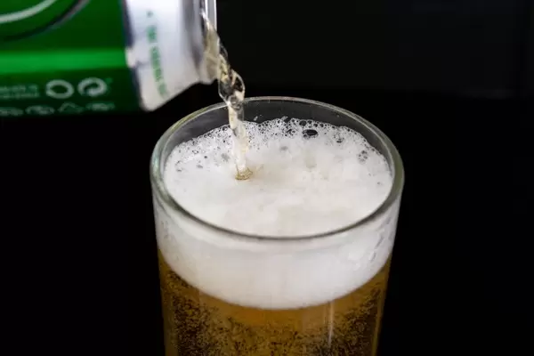 Heineken-Dosenbier in ein Glas einschenken