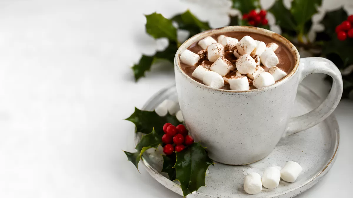 Heiße Schokolade mit Marshmallows zu Weihnachten