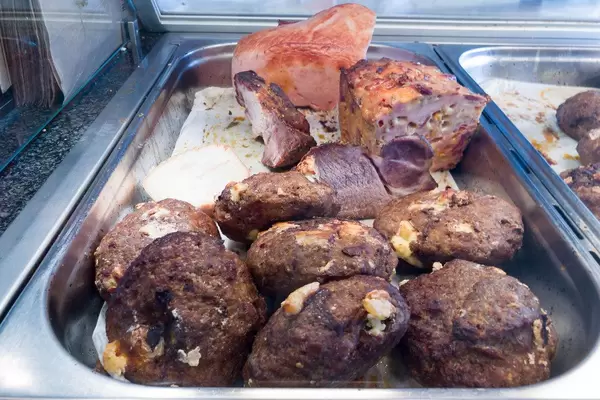 Heiße Frikadelle und Leberkäse in der heißen Theke