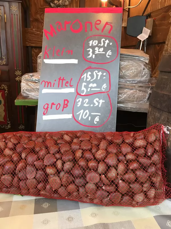 Heiße Maronen auf dem Weihnachtsmarkt Köln Rudolfplatz