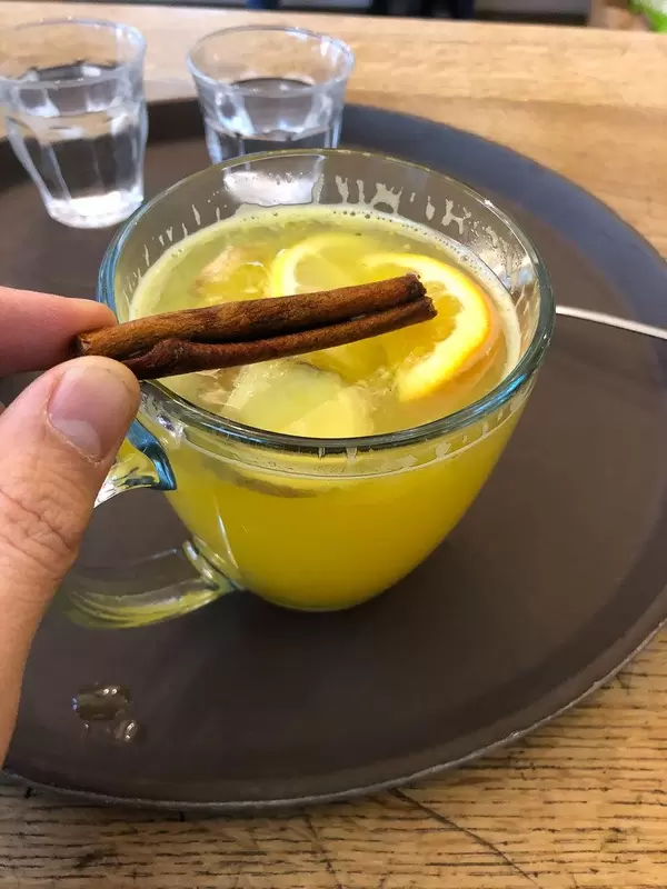 Heiße Orange im Glas, mit Zimtstange