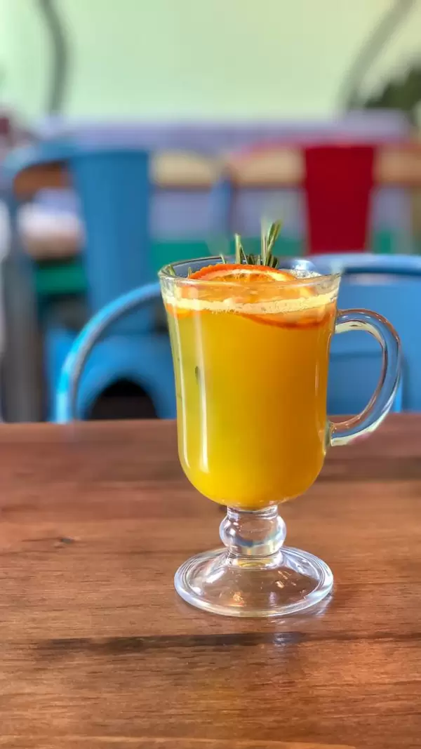 Heißer Yogatee: Orange, Ingwer, Honig, Kurkuma, Pinienkerne, Zitrone