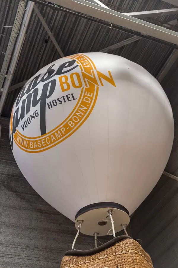 Heißluftballon an der Decke des Basecamp Bonn - Young Hostel