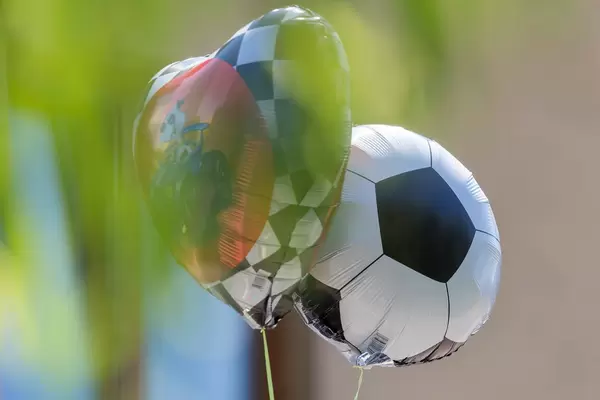 Heliumballons in Form von Herzen und Fußball