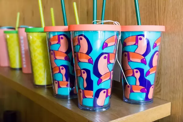 Hellblaue Kaffeebecher mit Tukan-Köpfen bei Starbucks