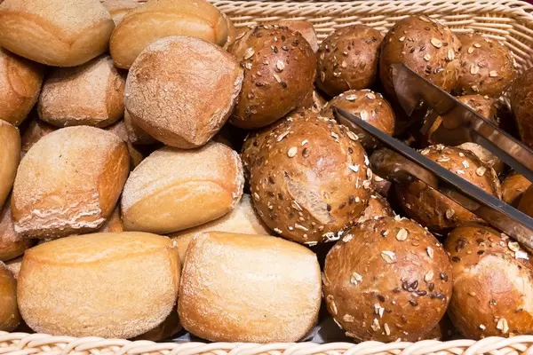 Helle Brötchen und dunkle Brötchen mit Haferflocken