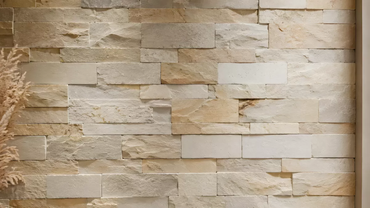 Helle Natursteinwand mit Sandstein-Mauerwerk