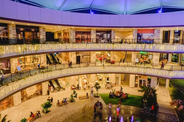 Helle Weihnachtsbeleuchtung im Festive Walk Mall - Einkaufszentrum in Iloilo Business Park, Mandurriao auf den Philippinen