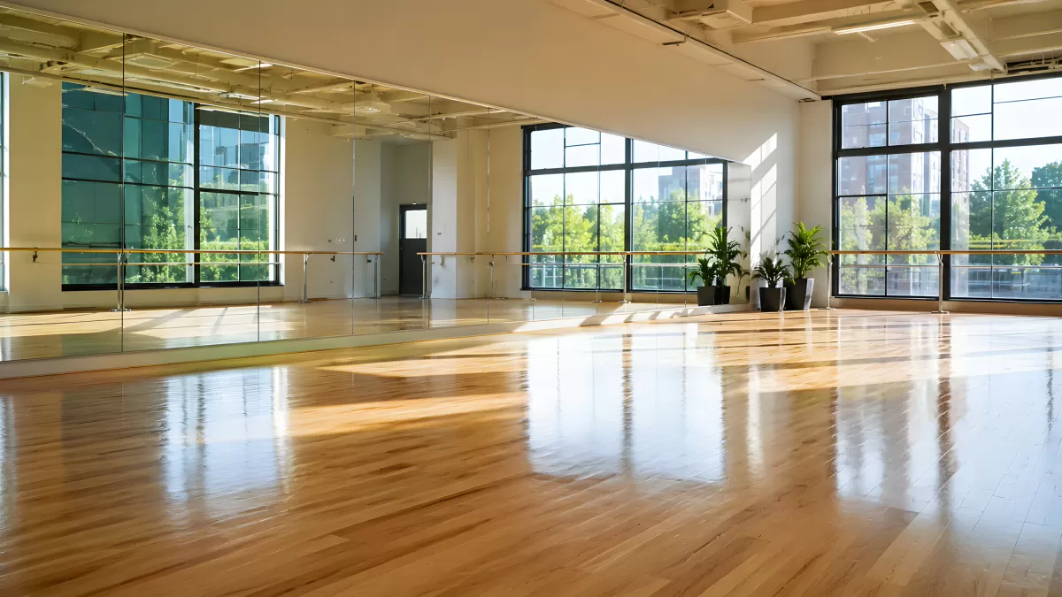 Heller Tanzstudio mit Spiegelwand und Holzboden