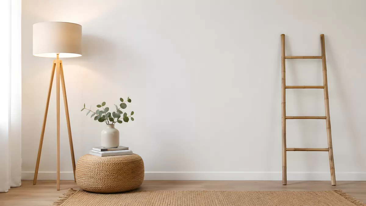 Helles Wohnzimmer mit Stehlampe und Bambusdeko