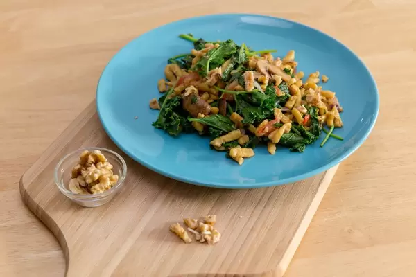 Hello Fresh - Autumn Kale-Spätzle-Noodle meal in creamy sauce with roasted walnuts on the side