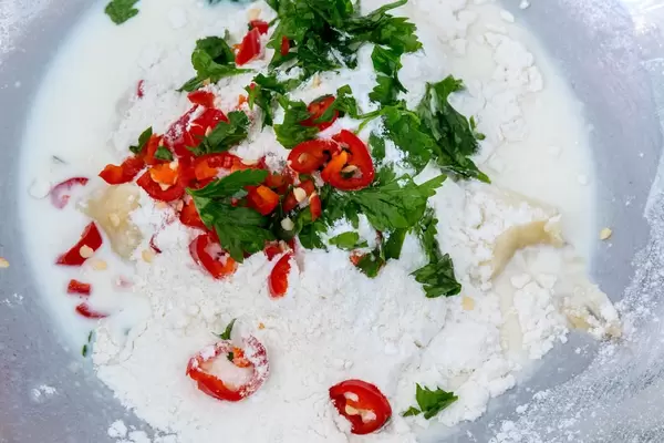 Hello Fresh Bananenpfannkuchen Mischung in Edestahlschüssel - Bananenpüree, Mehl, Milch, Backpulver, Petersilie, Chili