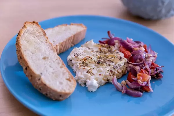 Hello Fresh - Gebackener Hirtenkäse an Tomatengemüse dazu Knoblauchfladenbrot und ein frischer Salat