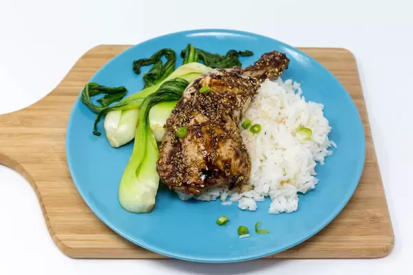Hello Fresh - Glasierte Hoisin-Hähnchenkeulen mit Pak Choi und Ingwerreis