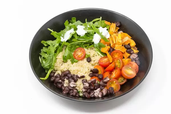 Hello Fresh Kubanische Quinoa Bowl - mit Rucola mit Sauerrahm, schwarzen Bohnen, Kirschtomaten und zimtigen Süßkartoffeln