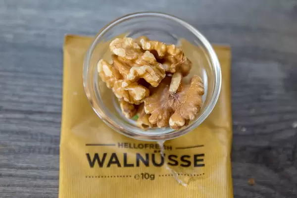 Hello Fresh Walnüsse in einem winzigen Glasschälchen