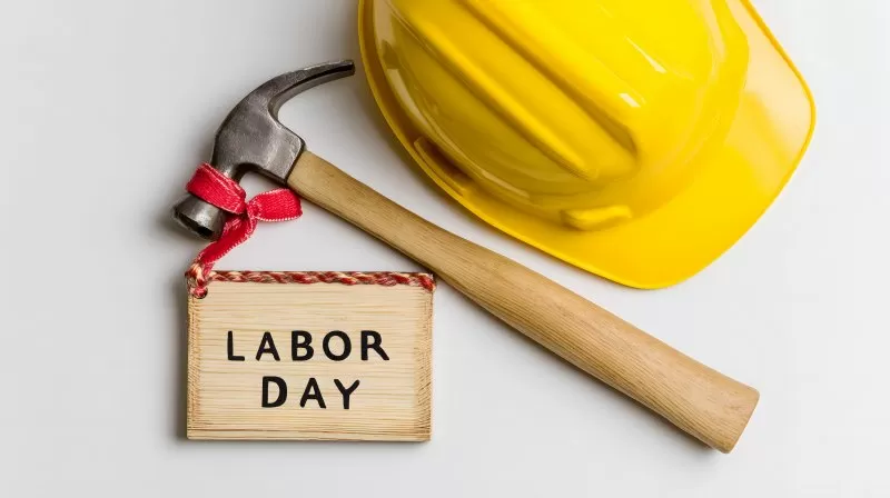 Helm und Hammer mit Labor Day Schild als Symbol für Arbeitstag