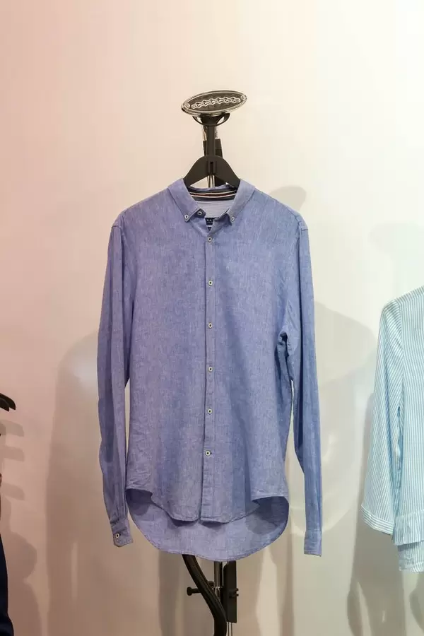 Hemd auf einem Bügelsystem mit Dampffunktionen