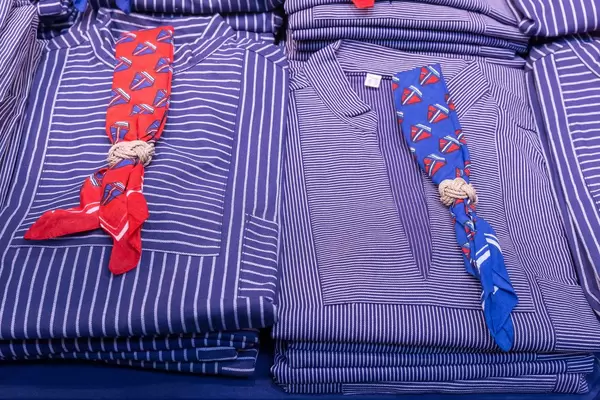 Hemden in typisch blau-weißen Seemannsstreifen und Halstuch mit Segelboot-Motiven