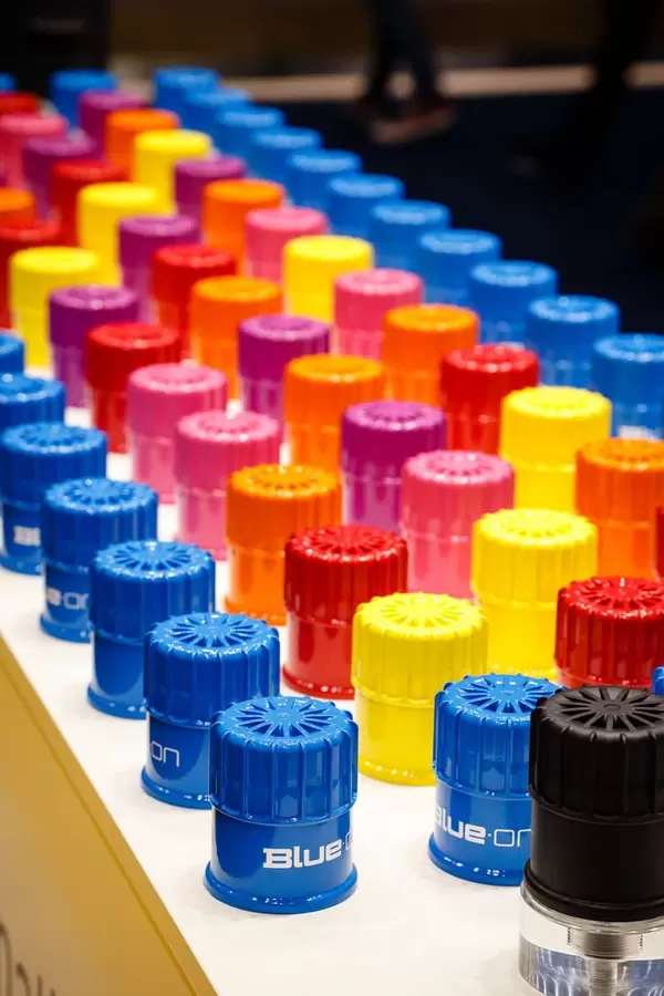 Hengst zeigt den Pkw-Ölfilter Blue.On der Zukunft