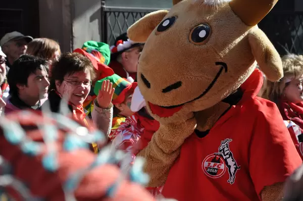 Hennes am Rosenmontagszug 2011, Köln