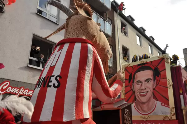 Hennes kniet vor Podolski