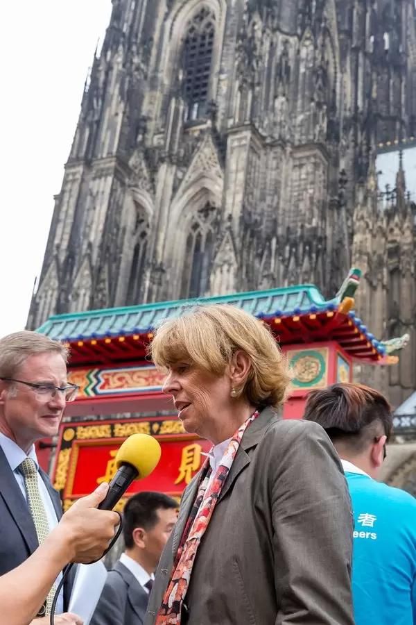 Henriette Reker (Bürgermeisterin Köln) vor dem Dom