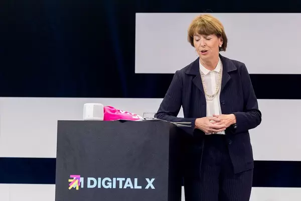 Henriette Reker hält eine Rede vor den Digital X Besuchern in Köln