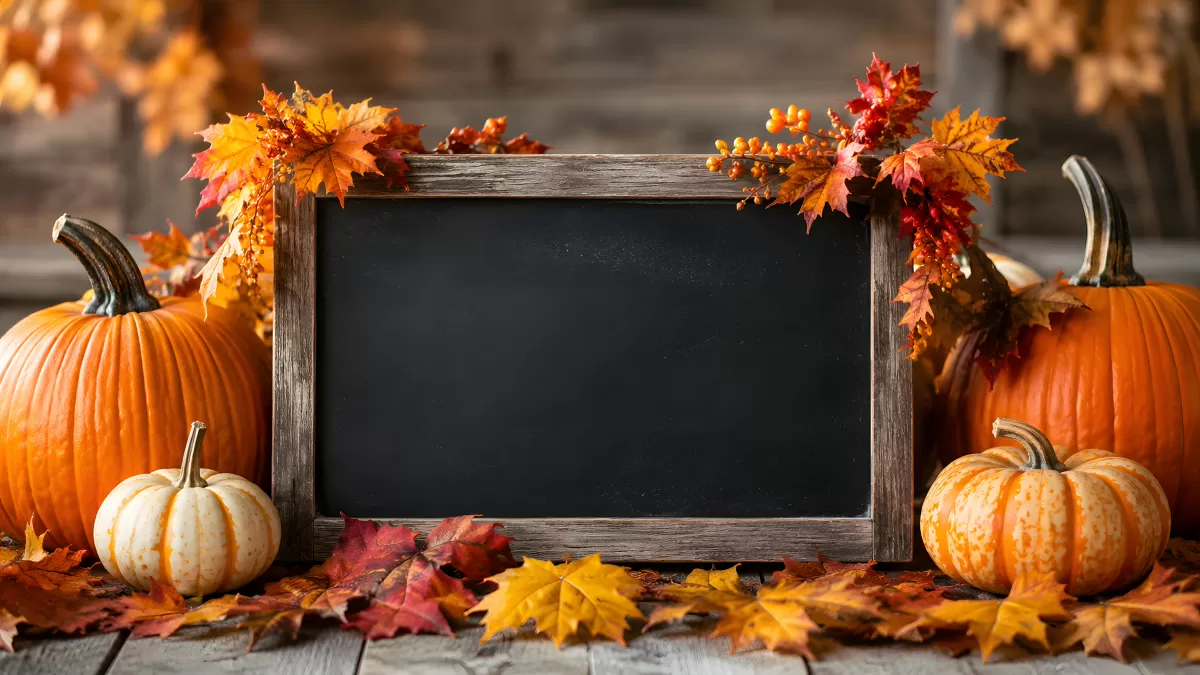 Herbstdekoration mit Kürbissen und Kreidetafel