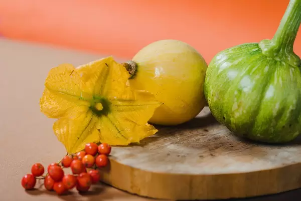 Herbstkomposition mit Gemüse und Beeren