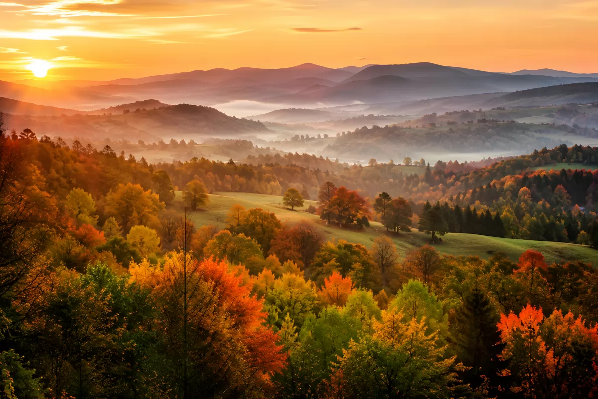 Herbstlandschaft bei Sonnenaufgang mit Nebeltal