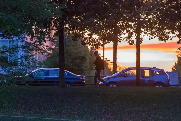 Herbstliche Abendsonne im Hintergrund und Promenade im Vordergrund
