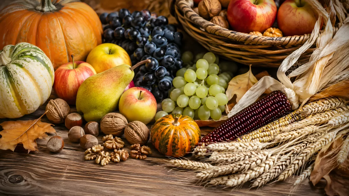 Herbstliche Ernte mit Kürbissen, Äpfeln und Nüssen