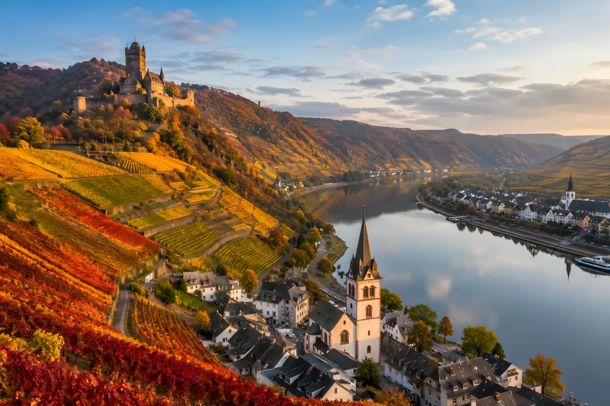 Herbstliche Mosellandschaft mit Burg und Weinbergen