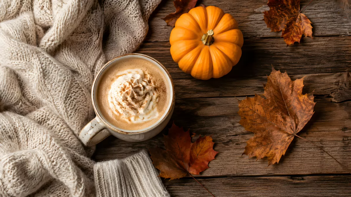 Herbstlicher Kürbislatte mit Zimthaube auf Holztisch