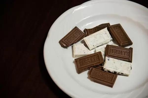 Hershey's-Schokolade auf einem weißen Teller