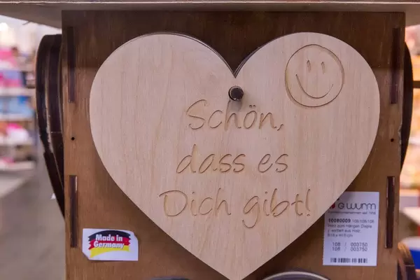 Herz aus Holz zum Hängen mit "Schön, dass es Dich gibt!" Schriftzug